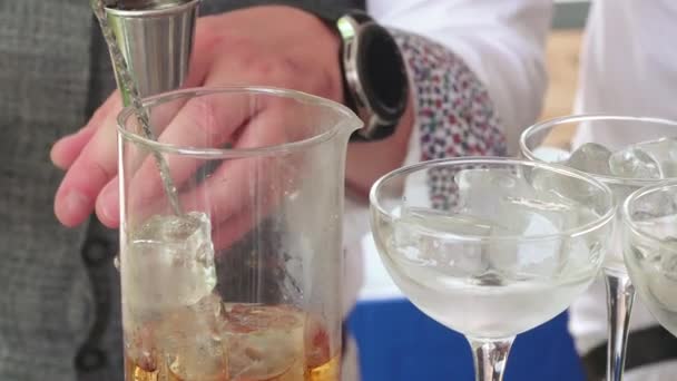 Barmann schenkt Alkohol ein — Stockvideo