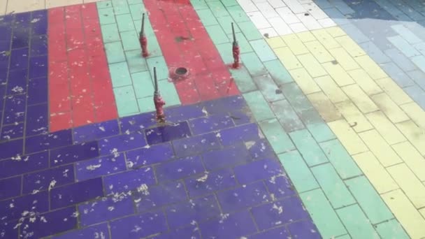 Piscine de boue colorée dans le parc — Video