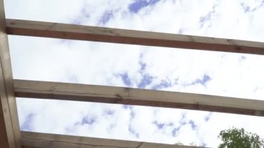 Bulutlara karşı ahşap pergolas
