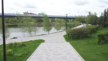 Şehir parkındaki göle giden yol.