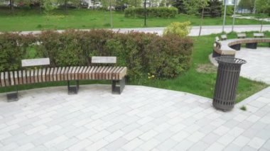 Parkın ahşap bankları