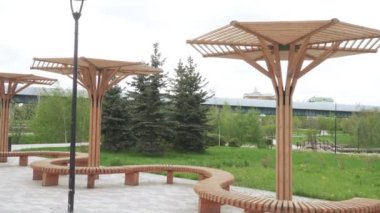 Bulutlara karşı ahşap pergolas