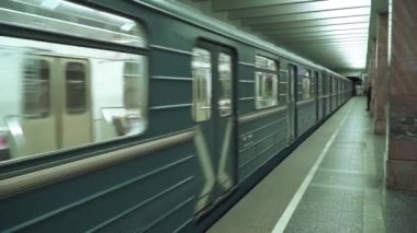 Novoyasenevskaya metro istasyonundaki yolcular