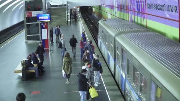 Pasajeros en la estación de metro Bitsevsky Park — Vídeos de Stock