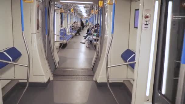 Penumpang di stasiun metro — Stok Video