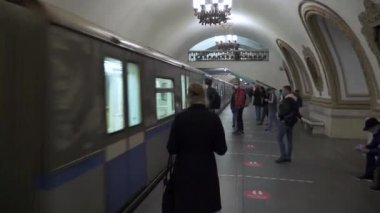 Kievskaua metro istasyonundaki yolcular