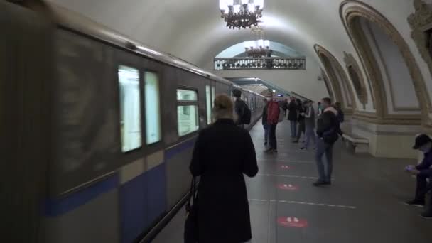 Пассажиры на станции метро "Киевская" — стоковое видео