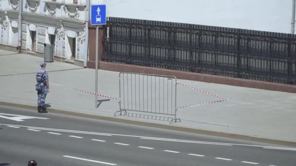 Espectadores y equipo militar viajando desde el desfile — Vídeo de stock