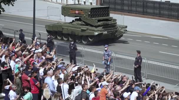 Spettatori e attrezzature militari che viaggiano dalla parata — Video Stock