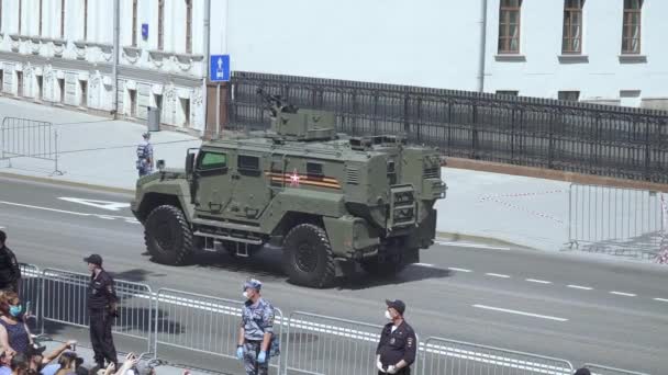 Espectadores e equipamentos militares que viajam do desfile — Vídeo de Stock