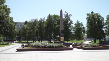Novgorod Kremlin 'den Minin onuruna Obelisk
