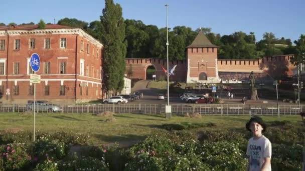 Zicht op het Nizjni Novgorod Kremlin en het Monument voor Petrus I — Stockvideo