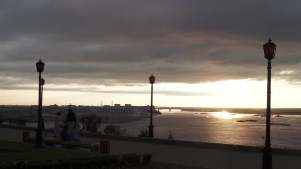 View of the Volga and the embankment in the evening — Stock Video