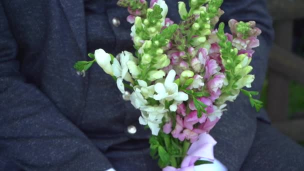 Bouquet nuziale nelle mani — Video Stock