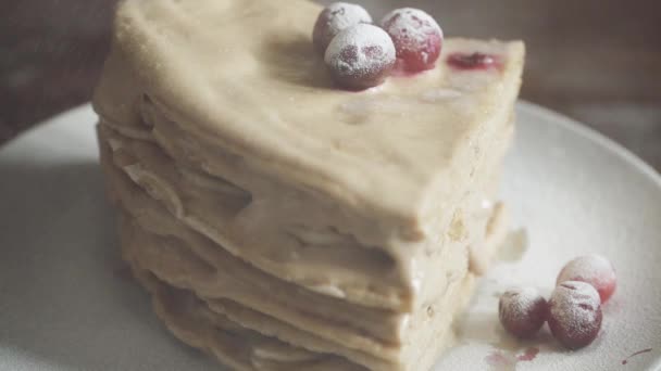 Gepoederde suiker op haver pannenkoek — Stockvideo