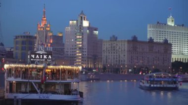 Akşamları Moskova Nehri 'nin arka planında Chaika restoranı