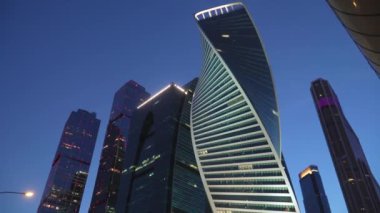 Moskva Nehri 'nin kıyısındaki Moskova şehrinin yüksek binaları.