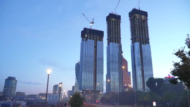 Hoge gebouwen in aanbouw Kapitaaltorens aan de Moskva Rivierdijk — Stockvideo