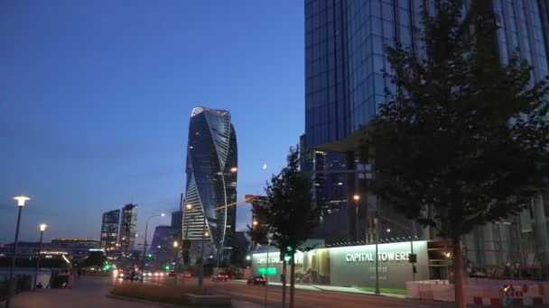 Bâtiments de grande hauteur en construction Capital Towers sur le remblai de la rivière Moskva — Video