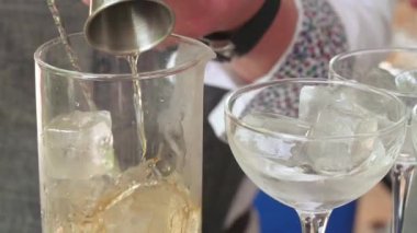 Barmen içki doldurur.