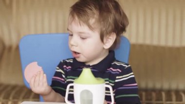 Çocuk su içer ve yer.