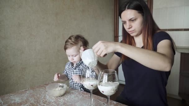 Мальчик ребенок помогает маме в подготовке — стоковое видео