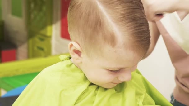 Fryzjer chłopiec w fryzjer — Wideo stockowe