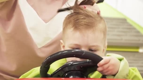 Rapaz de corte de cabelo no cabeleireiro — Vídeo de Stock