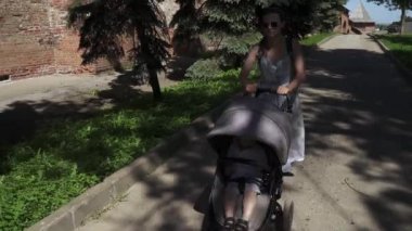 Bebek arabasındaki bir çocuk merdivende