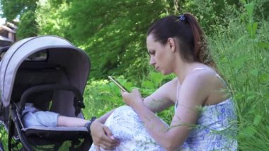 Anne ve oğul el ele tutuşun.