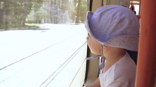 Ребенок едет на трамвае — стоковое видео