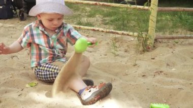 Çocuk salıncakta sallanıyor