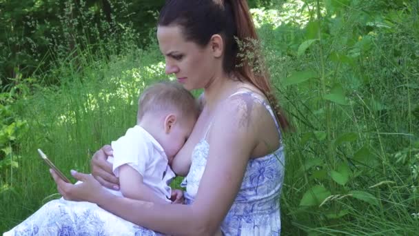 Mama karmi piersią małego chłopca — Wideo stockowe