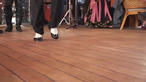 Tap dancer feet at a banquet — Stock Video