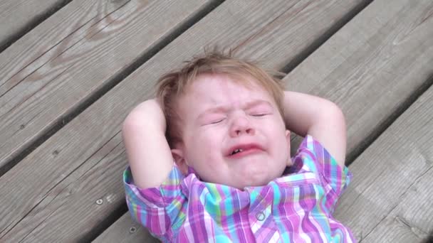 Um menino chorando no parque — Vídeo de Stock