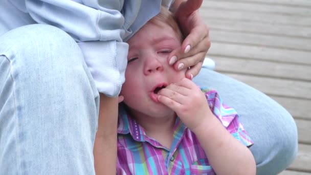 Мальчик плачет с мамой — стоковое видео