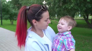 Oğlan ve anne dalga geçiyor.