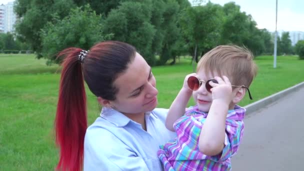 Chlapec v maminčině náručí v parku — Stock video