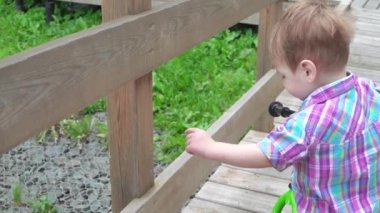 Dengeli bisikletli çocuk