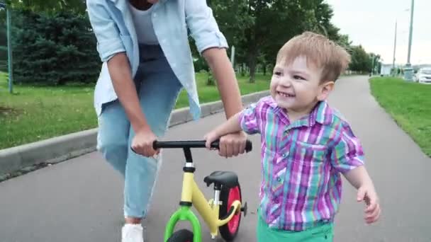 Mamá enseña a su hijo a montar — Vídeos de Stock