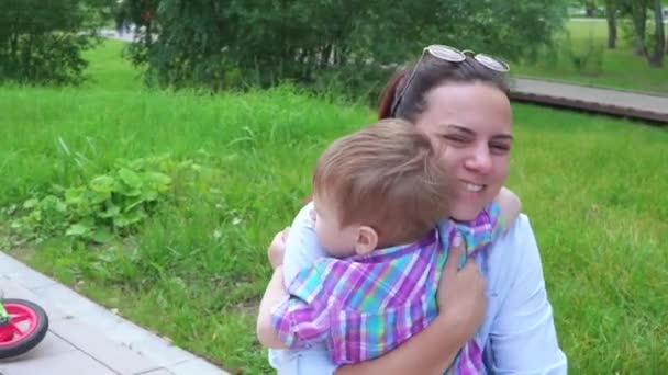 A fiú az anyjához rohan. — Stock videók