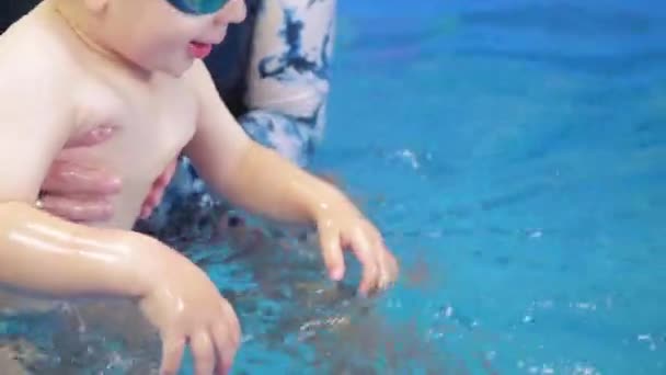 Enfant dans la piscine pour tout-petits — Video