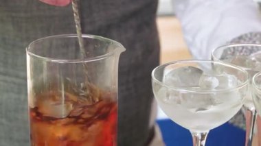 Barmen içki doldurur.