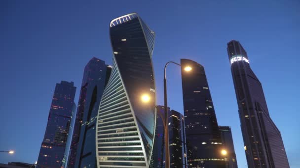 Edificios de gran altura Ciudad de Moscú en el terraplén del río Moskva — Vídeo de stock