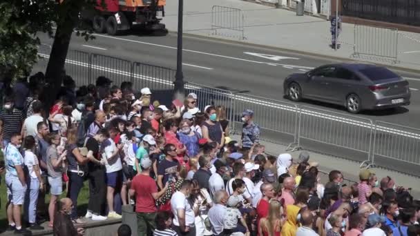 Los espectadores esperan el desfile. — Vídeo de stock