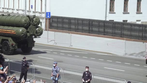 Toeschouwers en militaire uitrusting die van de parade reizen — Stockvideo