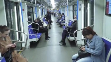 Metro istasyonundaki yolcular