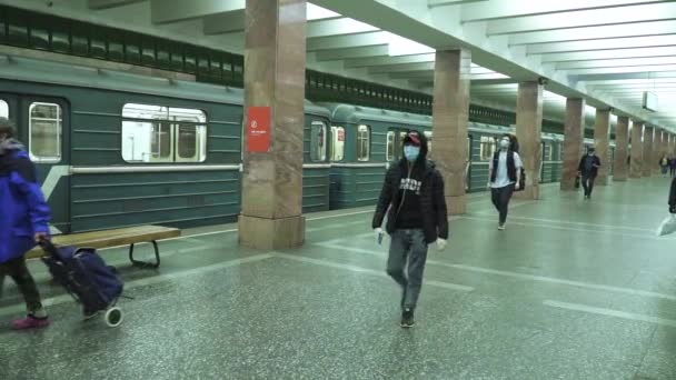 新亚谢涅夫斯卡娅地铁站的乘客 — 图库视频影像