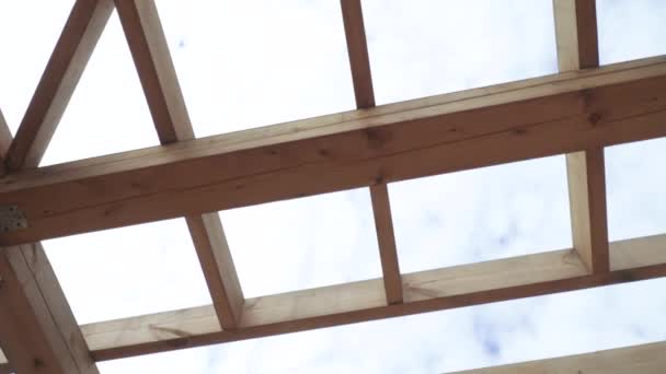 Pérgolas de madeira contra um nublado — Vídeo de Stock