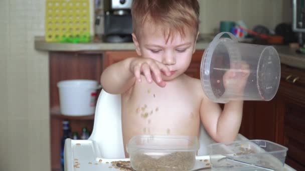 Niño jugando con guisantes y frijoles — Vídeo de stock